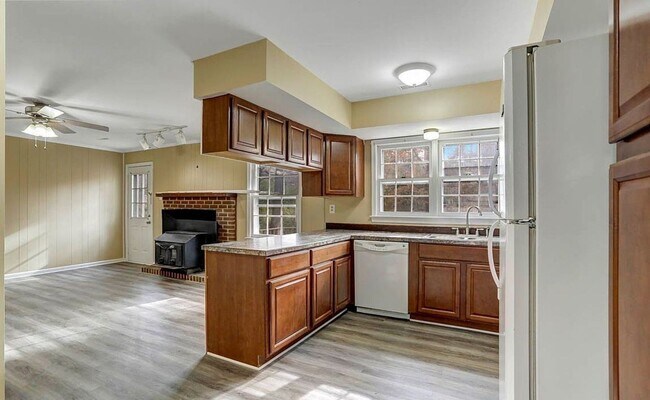 Building Photo - 3 bedroom/2 bathroom- Skimino Hills