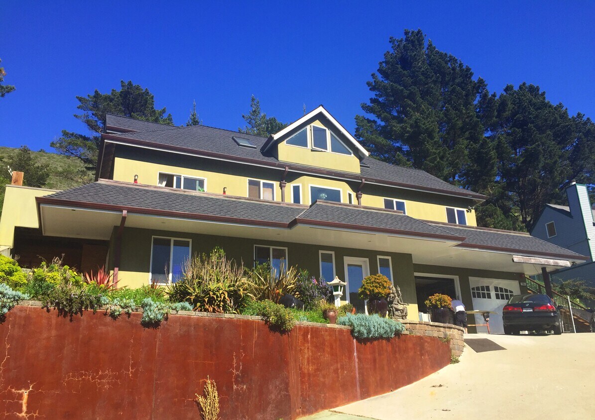 Foto principal - 743 Rockaway Beach Ave