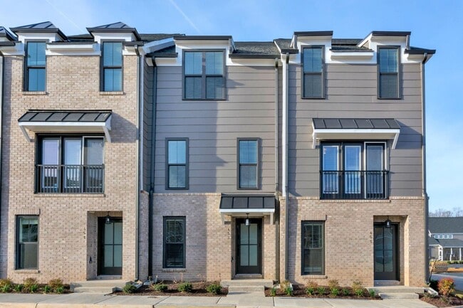 Building Photo - Dog-Friendly Old Trail Townhome
