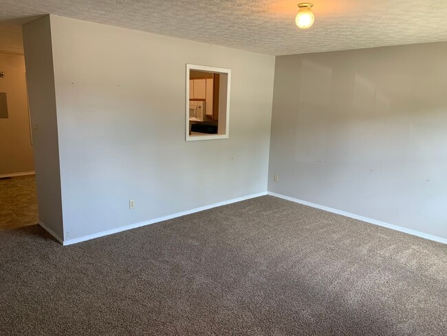Building Photo - 3 bedroom, Spacious Townhouse: The Willows!