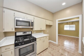 Building Photo - 5326 Heatherbrook Dr