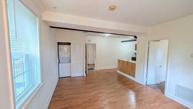 Foto del edificio - Creekside 1BR with Central Air and W/D