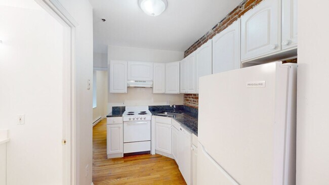 Building Photo - Super cute North End 2 bed with exposed br...