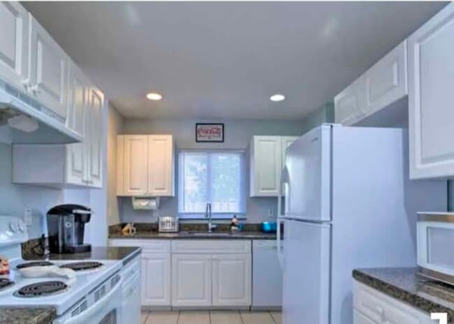 Building Photo - 13795 Yarmouth Dr