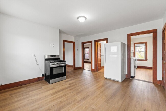 Foto del edificio - 651 Lake Ave, #3, Manchester NH 03103