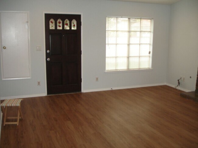 Foto del edificio - LEASE PENDING! 2 Bedroom Home in Valencia!