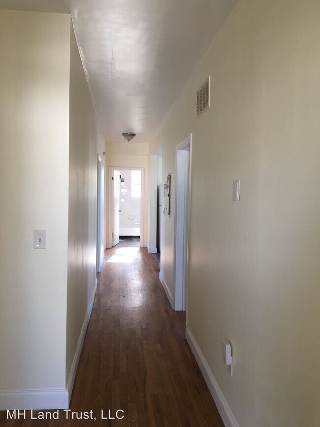 Building Photo - 4 br, 1 bath Apartment - 166 Woodrow Avenue