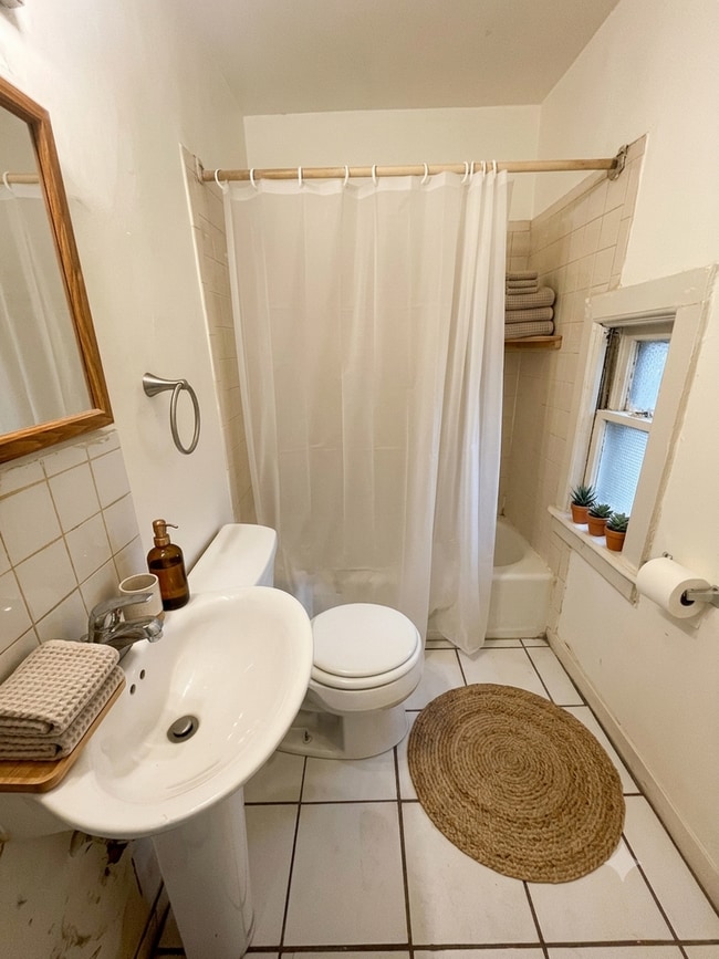Building Photo - Private 2 Bedroom Cottage with Fenced Yard & In-Unit Laundry – Prime East Side Location!