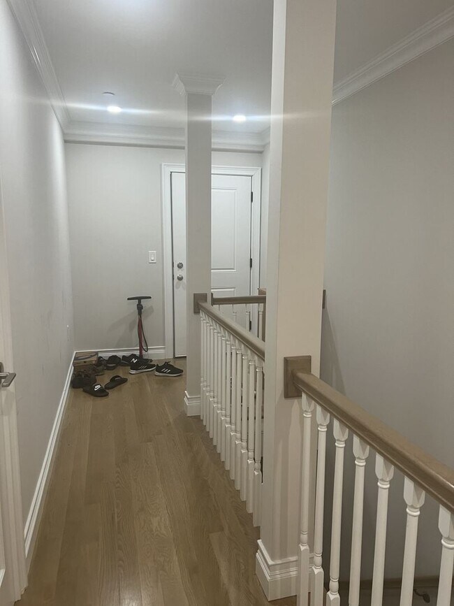Building Photo - Recently renovated 3 spacious bedrooms + 2...