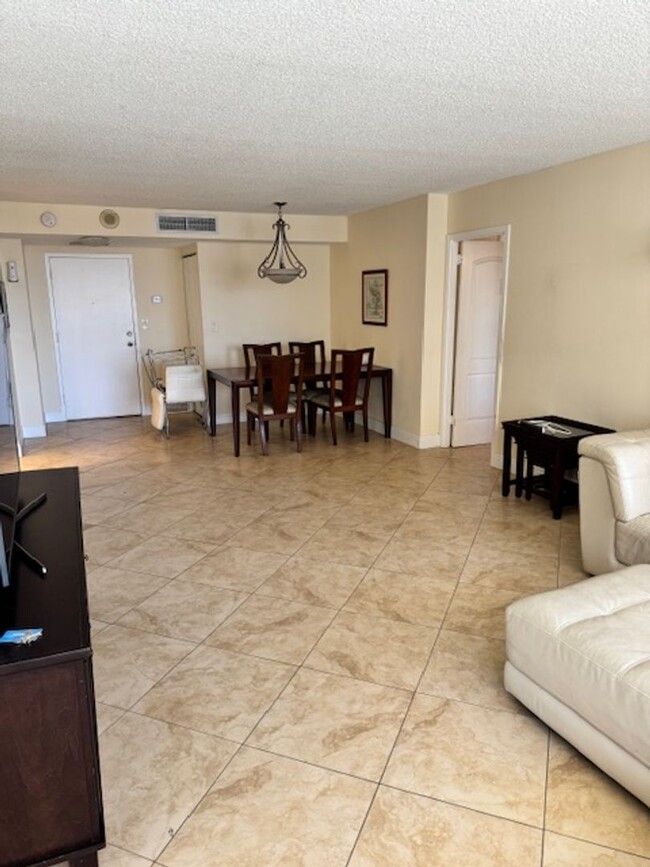 Building Photo - 2/2 SUNNY ISLES
