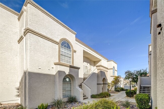 Building Photo - 3150 N Soft Breezes Dr