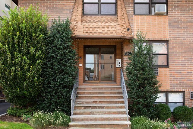 Primary Photo - 20 E Harriet Ave