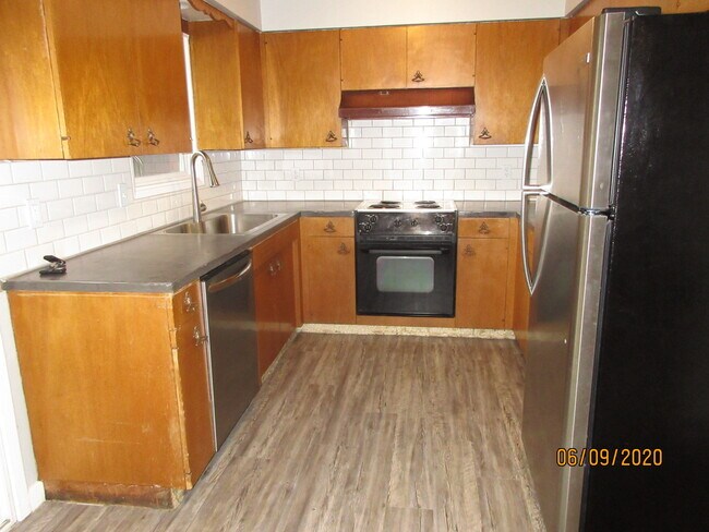 kitchen with range, fridge, dishwasher - 407 W Holland Ave