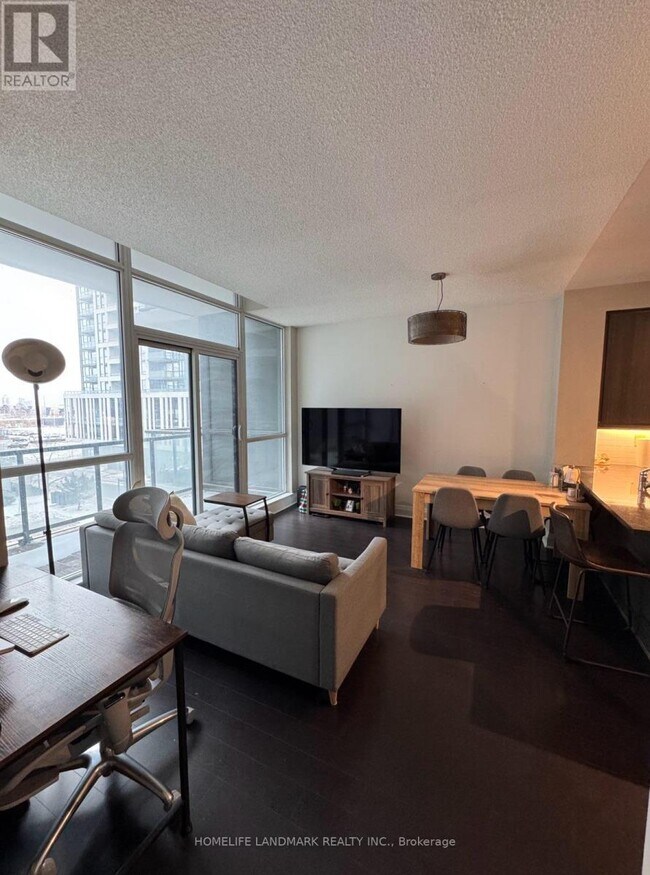 Photo du bâtiment - 1185 The Queensway