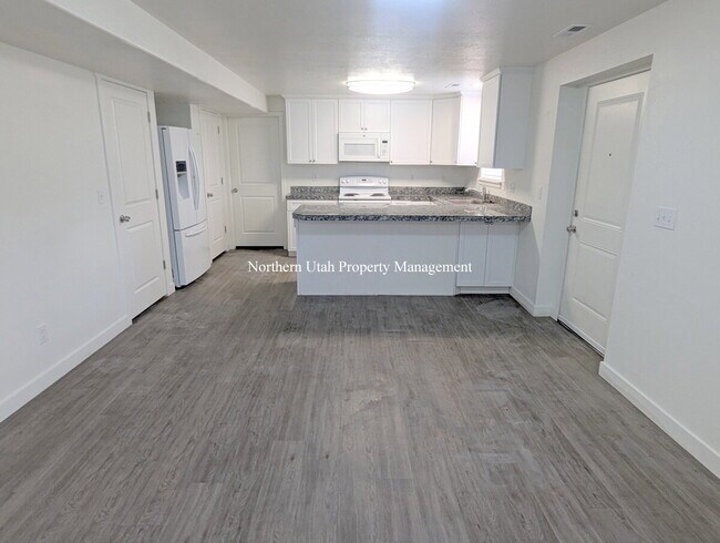 Building Photo - Spacious 3-Bed, 2-Bath Gem in Bountiful