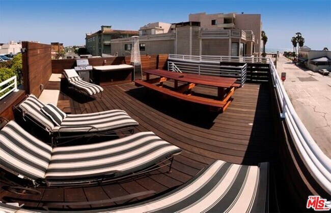 Foto del edificio - 32 N Venice Blvd