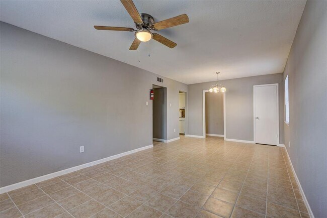 Building Photo - 521 Spring Dr