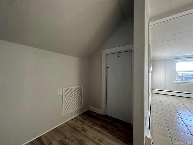 Building Photo - 3 Maple Pl