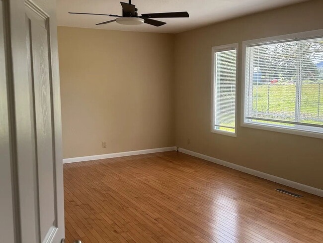 Foto del edificio - "Charming 3-Bedroom Retreat with Cozy Fireplace in Winston - 1,839 Sq Ft of Comfort!"