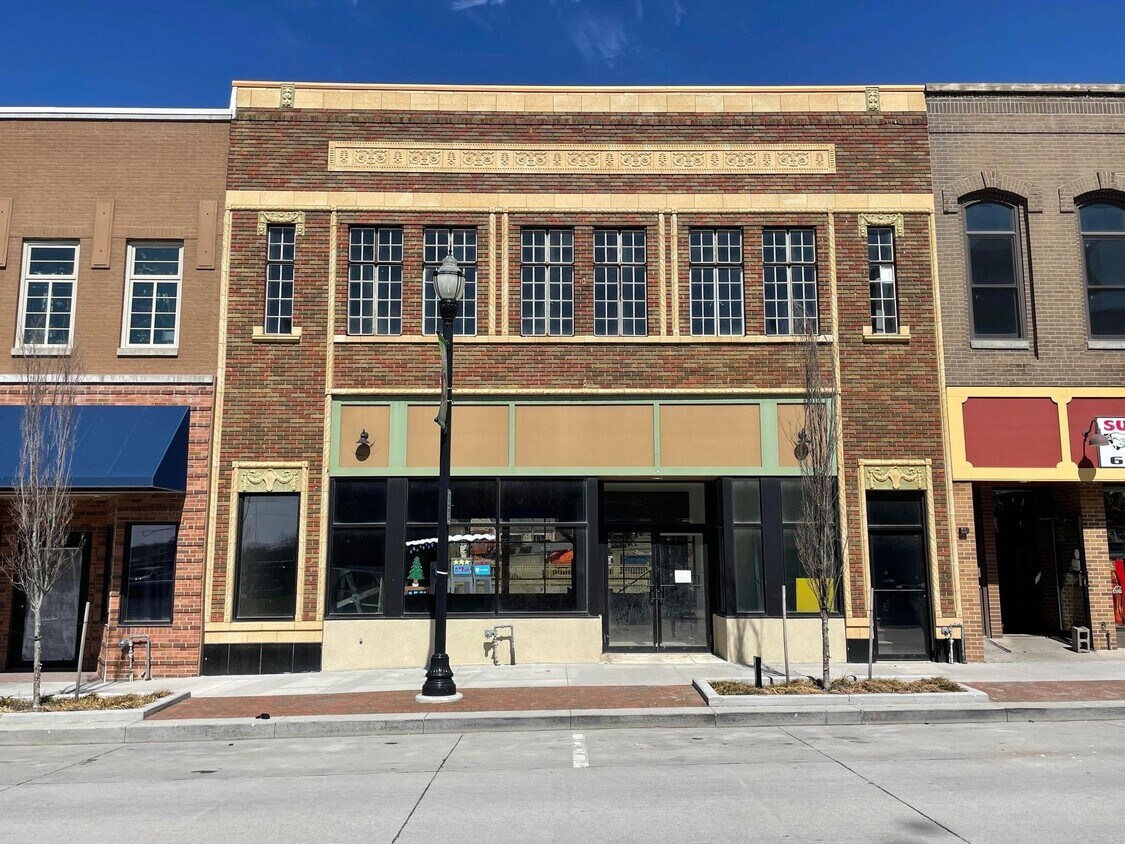Main Street Storefront with upper level access - 307 E Main St