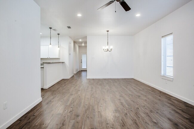 Building Photo - Modern Luxury, Effortless Living!