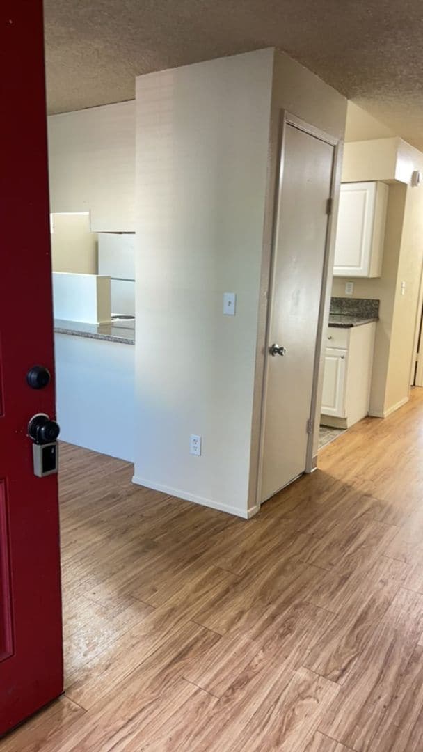 Building Photo - (858) Foxfire Apartments - 2 Bedroom / 1 Bathroom - Updated