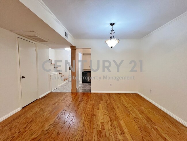 Building Photo - Charming 2-Story 2-/1.5 Condo Ready for Mo...