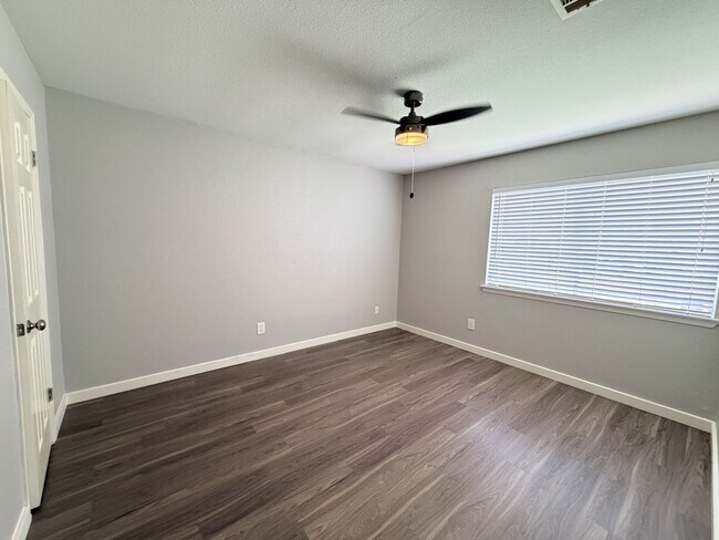 Foto del edificio - 10615 Golden Quail Dr
