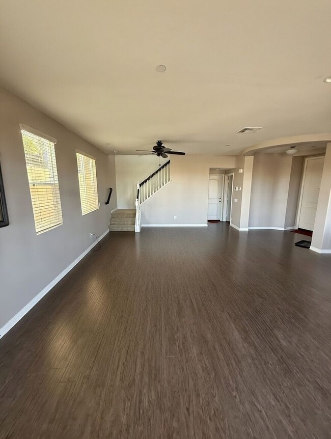 Foto del edificio - Charming 3BR Home with Modern Kitchen, Versatile Loft, & Private Backyard