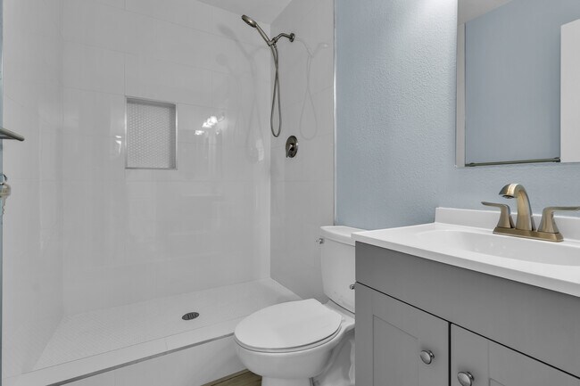 Foto del edificio - 725 N Royal Crest Cir
