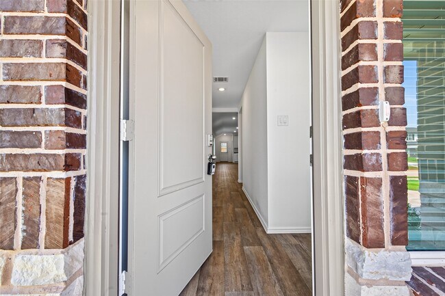 Building Photo - 3030 Lake Crest Dr