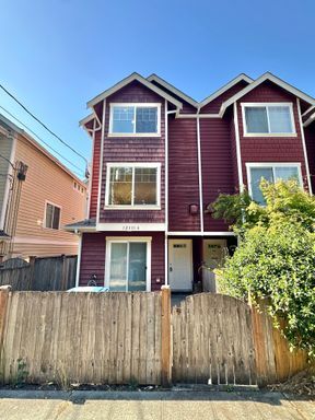 Primary Photo - *New Price! Wonderful 3 bed Townhome in Pinehurst neighborhood!