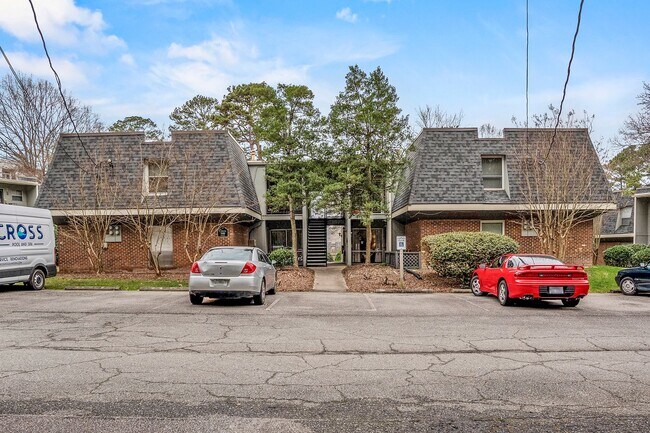 Foto del edificio - 2 Bed 1.5 bath Condo - Close to UNC!  Beautifully Renovated! $500 off first month's rent!