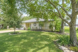 Building Photo - 207 Brigadoon Ln