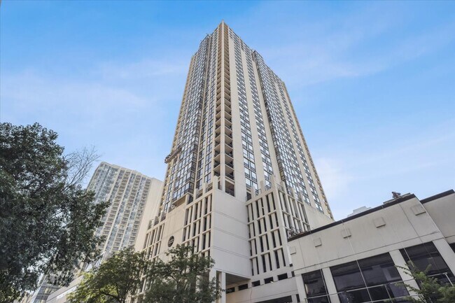 Building Photo - 1122 N Clark St