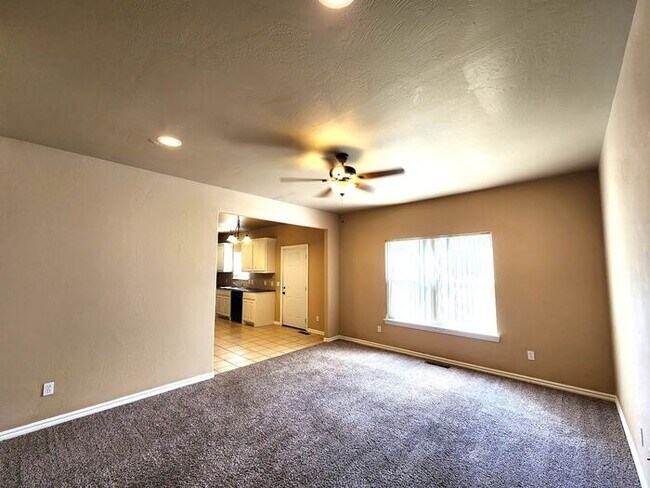Foto del edificio - 4 Bed 2 Bath 2 Car Garage Executive Duplex in the Oxford Park Addition