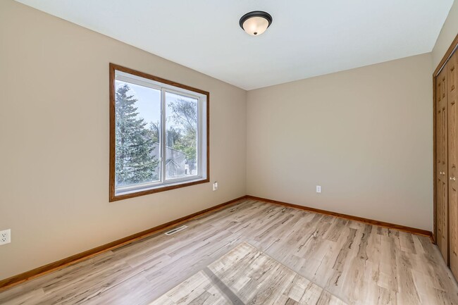 Building Photo - Great Maple Grove Location
