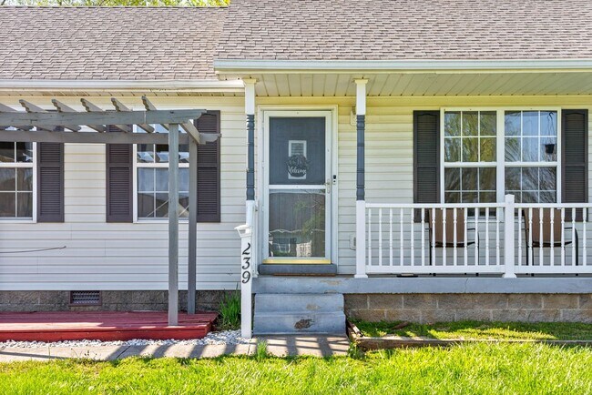 Foto del edificio - 239 Golden Pond Ave