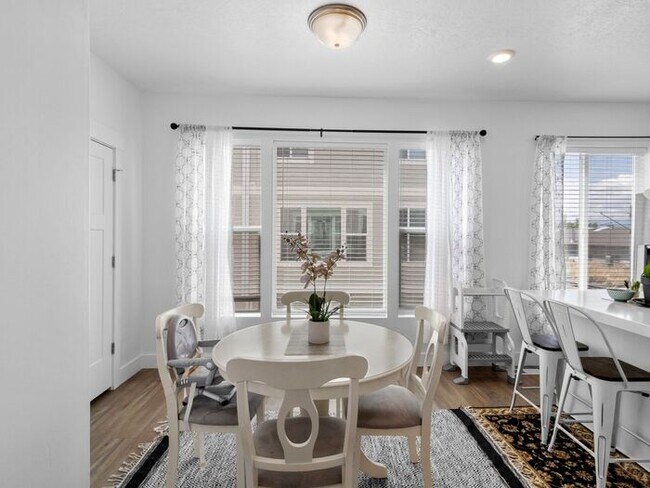 Building Photo - Gorgeous 3 Bed Condo with a rooftop patio!