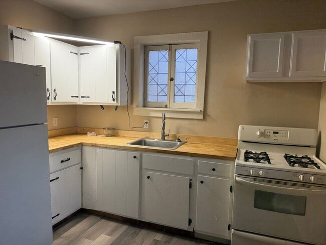 Building Photo - 5918 Arendes Dr