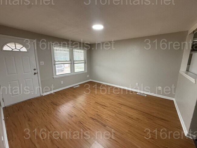 Building Photo - $1100 - 3 bedroom / 1 bathroom - Single Family Home