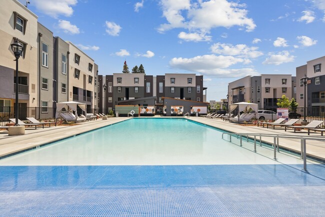 Building Photo - Maven on Broadway