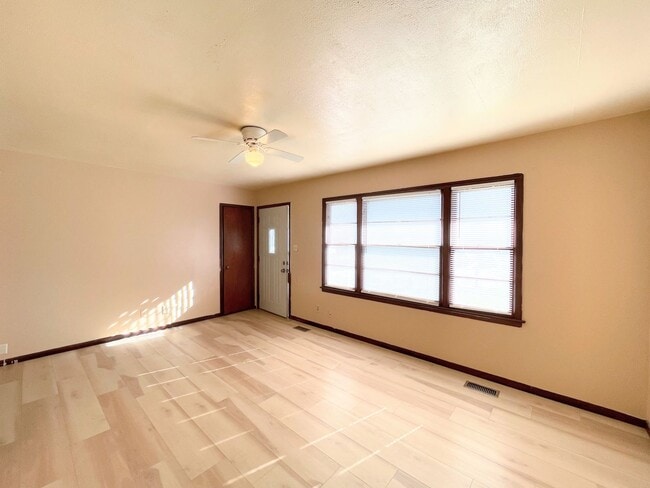 Building Photo - 1427 N Harding Ave