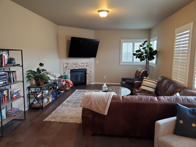 Building Photo - Amazing 3 Bed 3 Bath Home in Banning Lewis...