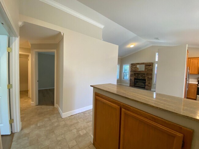 Building Photo - Great Location/Cozy Fireplace/Laguna Creek