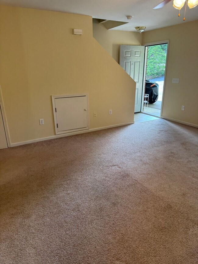 Foto del edificio - $1,150 | 2BR/1.5BA End Unit Townhouse – Sp...