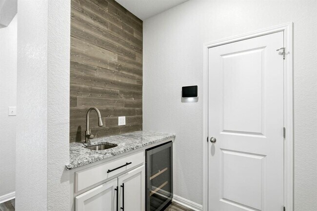 Foto del edificio - 424 Windy Reed Rd