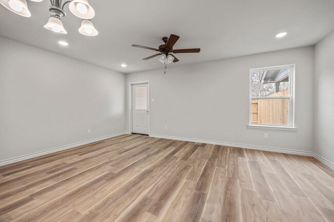 Building Photo - Luxury Townhome Living!