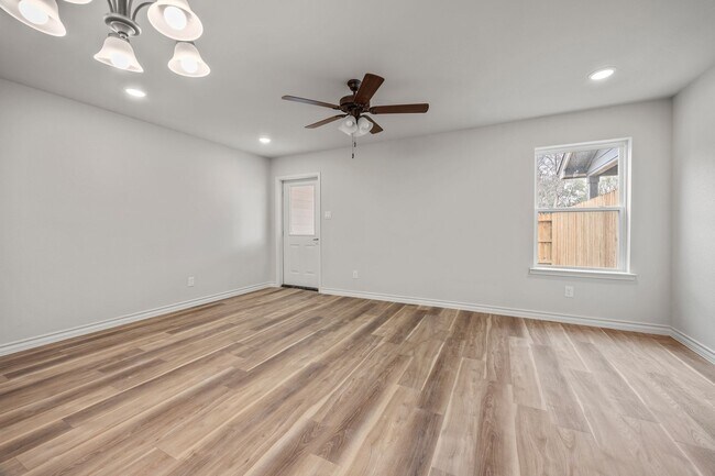 Foto del edificio - Luxury Townhome Living!