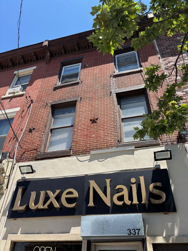 Foto del edificio - 337 W Girard Ave